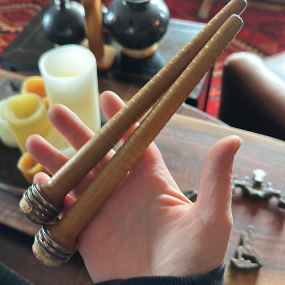 6 antiques. Child shoe molds, calligraphy pen holder, thread spools & a weight - Picture 11 of 11